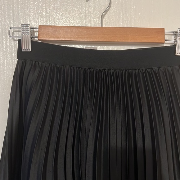 •pleated skirt• - Picture 3 of 3